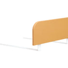 Das KraftKids Bettschutzgitter Rausfallschutz in karamellbraun bietet sicheren Schlaf für Kinder, mit anpassbarer Höhe und einfacher Montage. Minimalistisches Design mit abgerundeten Ecken und weißen Metall-Stützbeinen.