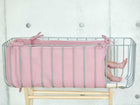 Bettumrandung aus Musselin in Rosa im Babybett.