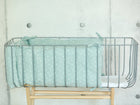 Bettumrandung aus Musselin im Design Mint Pusteblumen im Babybett.
