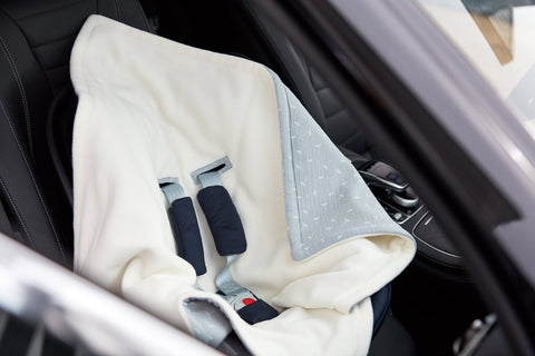 Decke für Babyschale Winter Musselin grau Pusteblumen – Anwendung