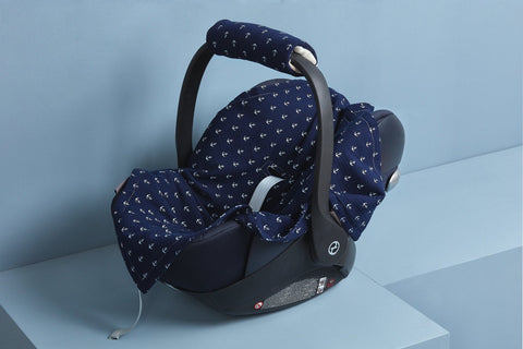 Babydecke für Babyschale Sommer aus weiß bedrucktem Musselin – dunkelblaues Anker-Motiv, Anwendung