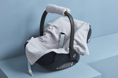 Babydecke für Babyschale Sommer aus Musselin – grau mit Pusteblumen, Anwendung
