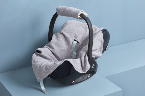 Babydecke für Babyschale Sommer aus weiß bedrucktem Musselin – graues Punkte-Motiv, Anwendung