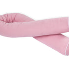 Die KraftKids GmbH Wickeltischrolle Musselin rosa ist eine lange, rosafarbene Rolle mit weißer Paspel, die in einem lockeren Bogen auf weißem Grund angeordnet ist.