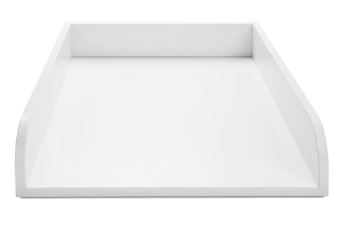 Der KraftKids Wickelaufsatz universal mit durchgehendem Boden bietet eine praktische Wickelfläche von 50 x 70 cm und ist als weißes, rechteckiges Aufsatz-Element mit erhöhten Seiten und Rücken vor weißem Hintergrund zu sehen.