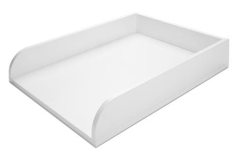 Der KraftKids Wickelaufsatz universal mit durchgehendem Boden bietet eine 50 x 70 cm große Wickelfläche mit erhöhten Seiten und niedriger Vorderkante für sicheres Windelwechseln.