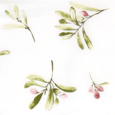 Grüne Blätter im Aquarell-Stil und rosa Beeren auf Weiß zieren den KraftKids Stoff Musselin Zweige grün rot auf Weiß BLU SSS115, mit zarten Ästen und einem spacigen Design für Fans von zeitlosen Mustern und atmungsaktiven Stoffen.