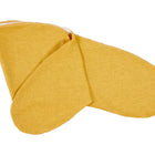 Ein gelber Stillkissenbezug Leinen gelb senfgelb von KraftKids mit zwei großen, abgerundeten Enden liegt flach auf einem weißen Hintergrund und erinnert mit seiner weichen, doppelseitigen Form an Schmetterlingsflügel.