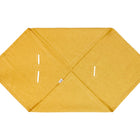 Eine gelbe, sechseckige KraftKids Babydecke für Babyschale Sommer Leinen gelb senfgelb mit drei diagonalen Schlitzen und knackigen Falten liegt flach auf einem weißen Hintergrund.