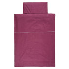 Das KraftKids Bettwäscheset Leinen magenta dunkel verfügt über einen handgefertigten, tiefrosa Bettbezug und einen passenden Kissenbezug in einem unifarbenen Design, beide akzentuiert mit einer dünnen weißen Linie am oberen Rand.