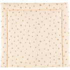 Die KraftKids Wickelauflage Musselin Kirschen ist eine quadratische, gepolsterte Babymatte mit weichem Stepprand und Kirschenmuster auf Creme, die Komfort und Stil in einem von klassischen Wickelauflagen inspirierten Design vereint.