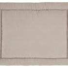 Eine große, quadratische Krabbeldecke Musselin beige von KraftKids mit leicht erhöhtem, gepolstertem Rand und weicher, strukturierter Oberfläche aus Polyestervlies, hier von oben.