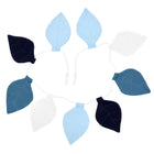 Die KraftKids Wimpelkette Musselin blau dunkelblau weiß besteht aus acht blauen, marineblauen, blaugrünen und weißen Stoffblättern, die auf einer weißen Kordel aufgereiht sind - eine bezaubernde Girlande, die sich perfekt für Geburtstage eignet und auf einem weißen Hintergrund abgebildet ist.