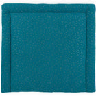 Eine rechteckige petrolfarbene Wickelauflage Musselin von KraftKids mit goldenen Punkten und erhabenen Kanten, von oben betrachtet - perfekt für einen gemütlichen Wickelplatz.