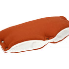 Der KraftKids Kinderwagenmuff Doppelkrepp Rot Herbstrot ist ein rechteckiges, rostfarbenes, handgenähtes Kissen mit weißem Stoff an der Unterseite und seitlichen Knöpfen, inspiriert durch den kuscheligen Komfort eines Kinderwagenmuffs, der warm hält.