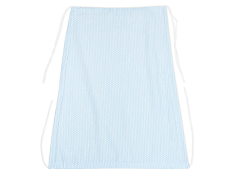 Der KraftKids Sonnensegel kleine Blätter hellblau auf Weiß ist eine hellblaue Schürze mit kleinem weißen Blattmuster, aus weichem Stoff mit langen weißen Taillenbändern, flach auf weißem Grund gelegt.