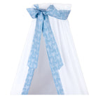 Handgefertigt aus 100% Baumwolle: KraftKids Betthimmel "weiße Pfeile auf Blau" mit großer blauer Schleife. Der Baldachin öffnet sich elegant in der Mitte und ist ideal fürs Kinderzimmer.