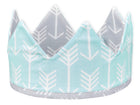 Die KraftKids Stoffkrone "weiße Pfeile auf Mint" ist eine weiche, handgenähte Stoffkrone mit spitzen Spitzen in Mint und Weiß, die mit einem stylischen weißen Pfeilmuster versehen ist - ideal für jede Kinderparty.