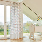 Ein helles Kinderzimmer mit KraftKids Gardinen kleine Rehkitze grau orange auf Weiß, einer weißen Wiege und einem Mobile darüber. Große Fenster füllen den Raum mit natürlichem Licht und zeigen die Bäume draußen. Der Raum hat helle Holzböden und eine schräge Decke.