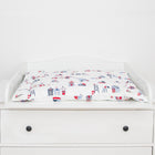 Eine weiße LOMMARP Kommode mit schwarzen Knöpfen, gekrönt mit dem KraftKids Wickeltisch-Aufsatz für LOMMARP schmall - ein eleganter, sicherer Wickeltischaufsatz mit kinderfreundlichen Ecken und einfacher Montage, der jedes Kinderzimmer verschönert.