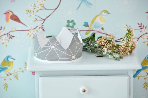 Stoffkrone weiße dünne Diamante auf Grau