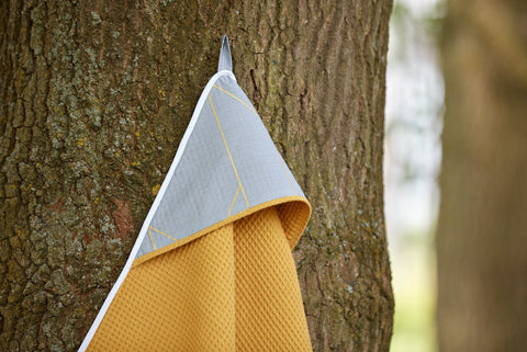 Kapuzenhandtuch goldene Linien auf Grau Waffel Piqué mustard