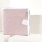 Die KraftKids Reisewickelunterlage Musselin in Rosa mit goldenen Punkten ist eine faltbare Baby-Wickelauflage mit Klettverschluss - ideal für platzsparende Wickel- oder Reiseaufstellungen und ein stylisches Accessoire.