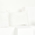 Die KraftKids Bettumrandung Nestchen Musselin goldene Punkte auf Weiß ist aus weichem weißem Stoff mit goldenen Punkten und gebundenen Ecken - perfekt, um kuschelige Wärme in jedes Zimmer zu bringen.