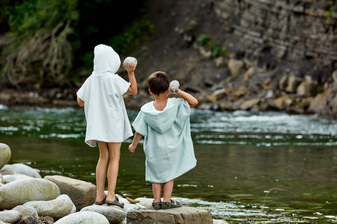 Badeponcho Musselin goldene Punkte auf Grün