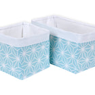 Zwei rechteckige KraftKids Körbchen "weiße Diamante auf Pastell Blau" mit weißem Futter und Rand, ideal zur Aufbewahrung auf dem Wickeltisch. Nebeneinander gestellt, ist ein Körbchen etwas kleiner als das andere.