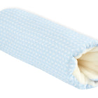 Die KraftKids Armschoner Babyschale kleine Blätter in hellblau auf Weiß zeichnet sich durch ein weiches, blattgemustertes Design aus und ist ein kuscheliges und bequemes Accessoire für Babyschalen.