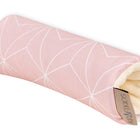 Die KraftKids Armschoner Babyschale "weiße dünne Diamante auf Altrosa" ist ein weicher, rosafarbener, zylindrischer Stofftunnel mit weißem Rautenmuster und cremefarbenem Innenfutter - ideal für Ihren Babyautositz. Mit einem aufgenähten KraftKids-Etikett.