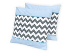 Die beiden KraftKids Kissenbezüge "weiße Punkte auf Hellblau Chevron grau" haben ein stylisches schwarz-weißes Chevron-Muster, hellblauen Stoff mit weißen Punkten und türkisfarbene Paspeln - ideal für jede moderne Bettwäschekollektion.