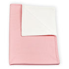 Die KraftKids "Babydecke weiße Punkte auf Koralrosa" besteht aus gefaltetem korallenrosa Vlies mit kleinen weißen Punkten, wobei eine Ecke umgeschlagen ist, um die weiße Unterseite zu zeigen, und ist auf weißem Hintergrund abgebildet.