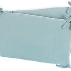 Die KraftKids Bettumrandung Nestchen Musselin mint ist ein hellblaues, rechteckiges Kissen aus 100% Baumwolle mit strukturiertem Stoff und Eckbändern - ideal als Nestchen oder Babybett Schutz für extra Komfort und Stil.