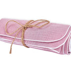 Die KraftKids Babydecke Musselin rosa, mit weißem Rand, ist ordentlich gerollt und mit einer einfachen braunen Garnschleife gebunden, die auf einem weißen Hintergrund steht.