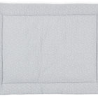 Die KraftKids Krabbeldecke Musselin grau Pusteblumen ist eine weiche, quadratische Steppmatte in Hellgrau mit dezentem weißen Muster, dickem Rand und kuscheliger Polyestervlies-Füllung für zusätzlichen Komfort.