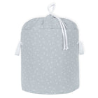 Der KraftKids Spielzeugkorb Musselin grau Pusteblumen ist ein hellgrauer Stoffkorb mit zwei weißen Griffen, einem Kordelzugverschluss und zarten weißen Pusteblumenmustern - ideal für Spielzeug oder Wäsche und um Ordnung zu halten.