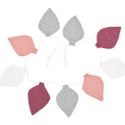 Die KraftKids Wimpelkette Musselin purpur weiß grau Pusteblumen mit Stoffblättern in rosa, weiß und grau an einer weißen Schnur ist die perfekte Girlande für jeden Kindergeburtstag oder festlichen Anlass.