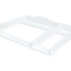 Der KraftKids Wickelaufsatz XXL extra breit mit Trennfach für HEMNES ist mit seinen hochgezogenen Rändern und geräumigen Fächern ideal, um Wickelutensilien zu organisieren und eine ordentliche Wickelstation in jedem Kinderzimmer zu schaffen.