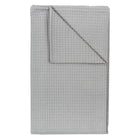 Eine sauber gefaltete KraftKids Babydecke Waffel Piqué grau mit einem hellgrauen, strukturierten Waffelmuster ist von oben auf einem einfarbig weißen Hintergrund zu sehen.
