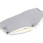 Der KraftKids Kinderwagenmuff Musselin grau Punkte ist ein grauer Kinderwagenmuff mit weißen Punkten, hergestellt aus 100% Baumwolle, mit weißem Fleecefutter und schwarzen Druckknöpfen, gefaltet auf weißem Hintergrund.