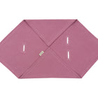 Die KraftKids Babydecke für Babyschale Sommer Musselin purpur ist eine rosafarbene, sechseckige Musselin-Decke mit abgesteppten Rändern, vier Gurtöffnungen und einem Etikett in der Mitte - perfekt als leichte Sommerdecke für Babyschalen im Auto.