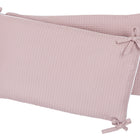 Zwei rechteckige, hellviolette KraftKids Bettumrandung Nestchen Waffel Piqué rosa Kissen mit Strukturstoff aus 100% Baumwolle und gebundenen Schleifenakzenten, überlappend auf weißem Hintergrund - ideal für Ihr Baby Nest oder Nestchen.