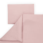 Das KraftKids Bettwäscheset Musselin goldene Punkte auf Rosa ist eine handgefertigte Bettwäsche aus 100% Baumwolle mit dezentem Punktemuster, bestehend aus einem Spannbettlaken und einem Bezug, ideal für erholsamen Schlaf.