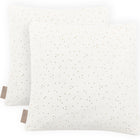 Zwei weiße KraftKids Kissenbezüge Musselin mit dezenten goldenen Tupfen. Jedes hat einen seitlichen Stoffanhänger und ist leicht hintereinander auf einem schlichten weißen Hintergrund angeordnet.