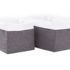 Zwei rechteckige KraftKids Körbchen Musselin goldene Punkte auf Grau mit weißen gefalteten Rändern, ideal für die Aufbewahrung auf dem Wickeltisch, sind nebeneinander vor einem weißen Hintergrund platziert.