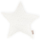 Das KraftKids Sternkissen Musselin goldene Punkte auf Weiß ist ein weißes, sternförmiges Kissen mit goldenen Punkten - ideal für jedes Kinderzimmer. Ein Stoffanhänger ziert die Seite, die vor einem schlichten weißen Hintergrund liegt.