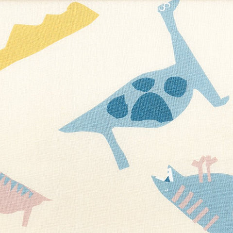 Abstrakte Illustration in blauen und rosafarbenen Dinosaurierformen mit gelben Streifen auf Beige-Stoff Musselin Musselin Zoe's Dinosaurier auf Beige DIN SSS100 von KraftKids, perfekt für Fans von hochwertigen Stoffen und Baumwollstoffen.