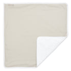 Die KraftKids Wickelunterlage Leinen Natur Braun ist eine beigefarbene, rechteckige Babydecke mit weißem Rand. Sie wird flach gezeigt, wobei eine Ecke gefaltet ist, um die weiche weiße Unterseite zu zeigen - perfekt als Wickelunterlage oder wasserundurchlässige Unterlage.